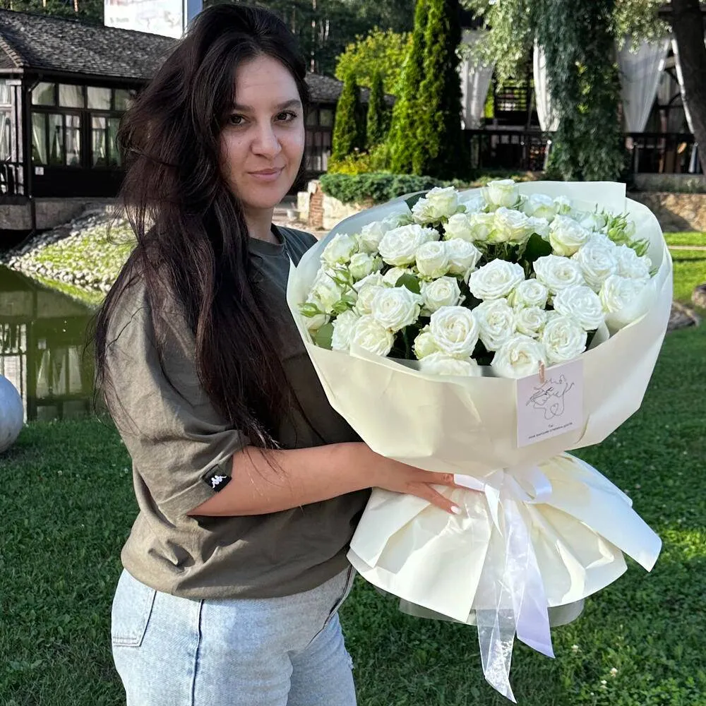 Букет «Королевская нежность» из 25 белых кустовых роз Бомбастик фото 2